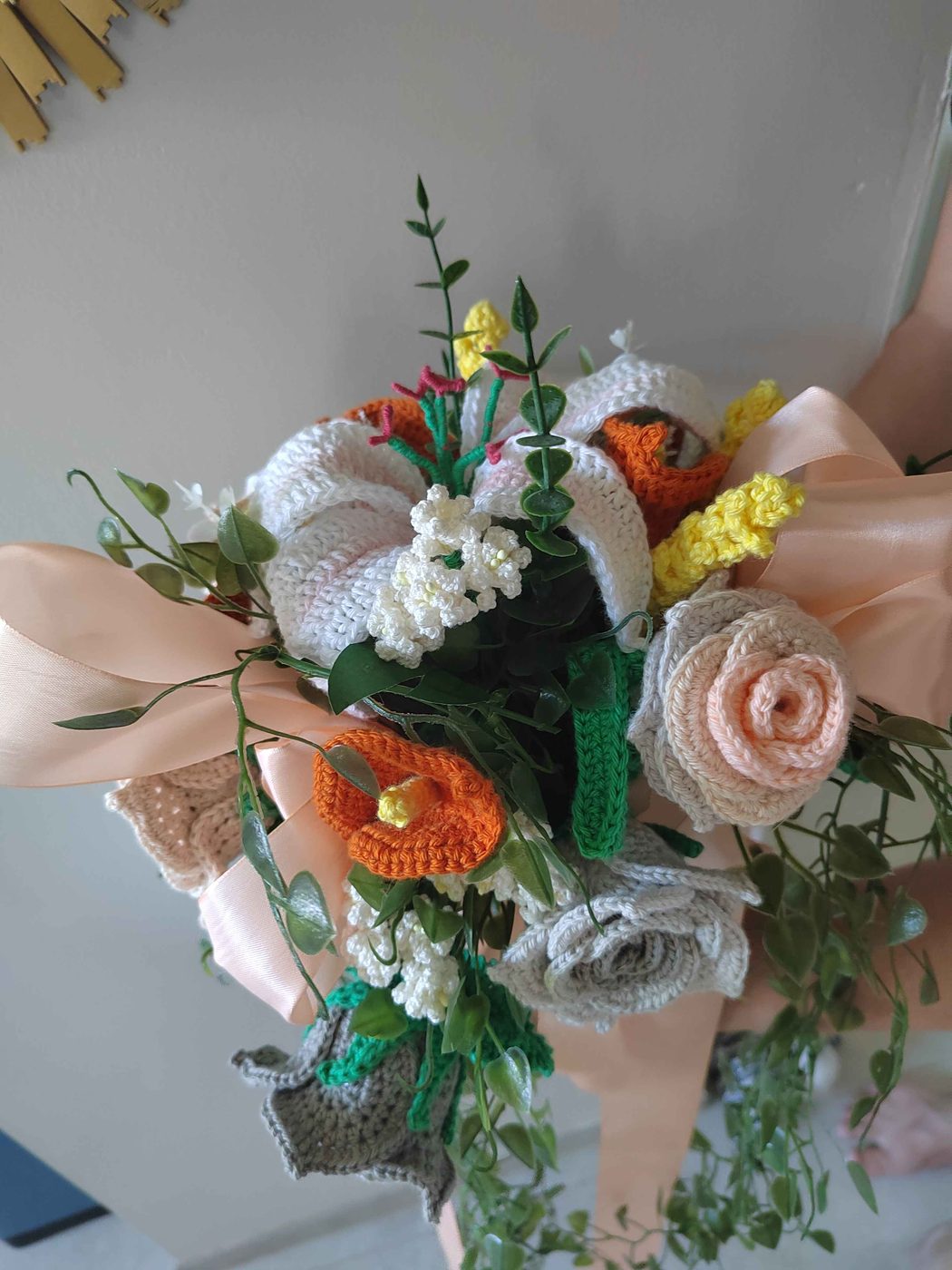 Bouquet de fleurs au crochet avec ruban pêche