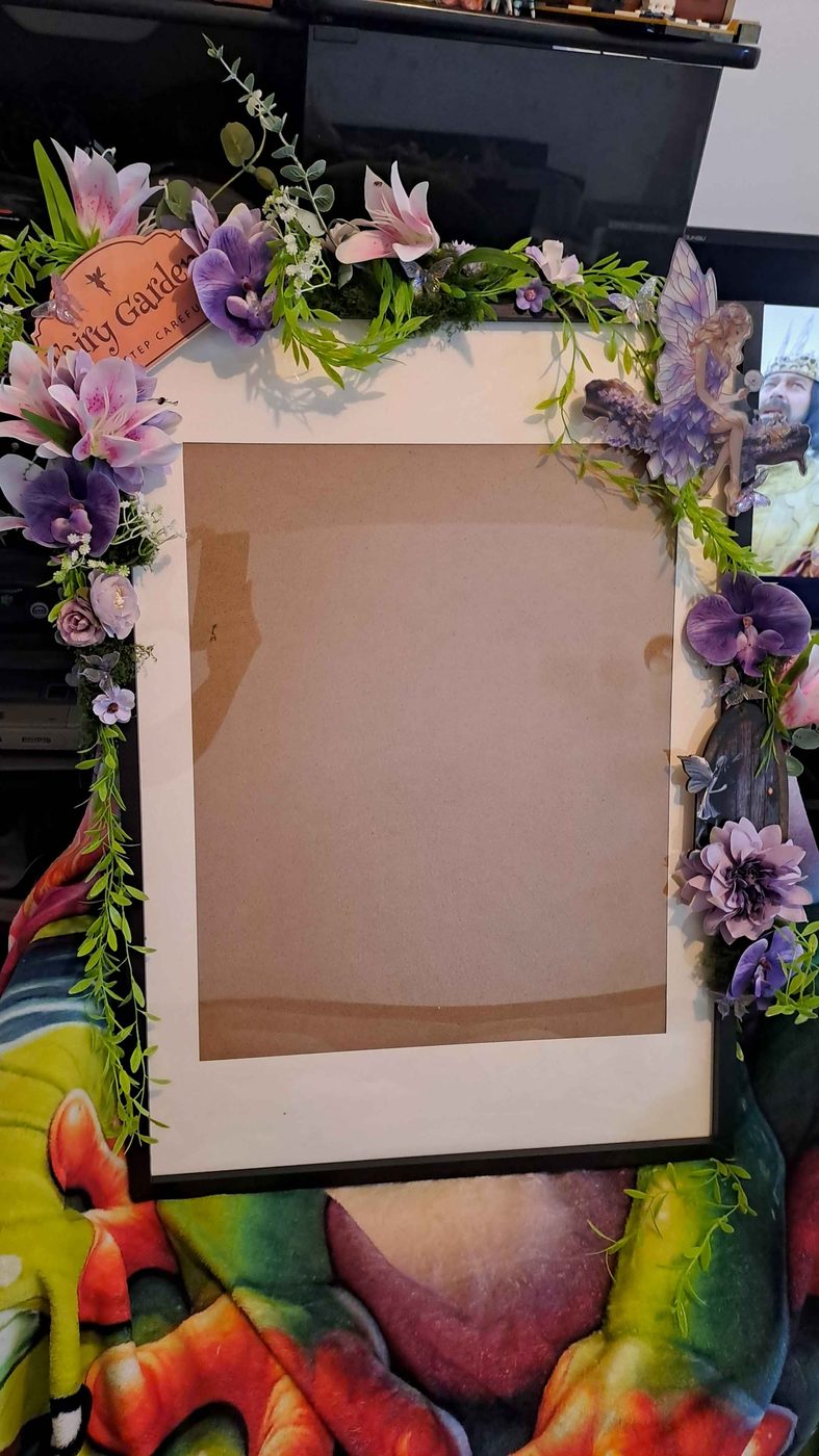 Cadre photo personnalisé décoré de fleurs violettes et roses