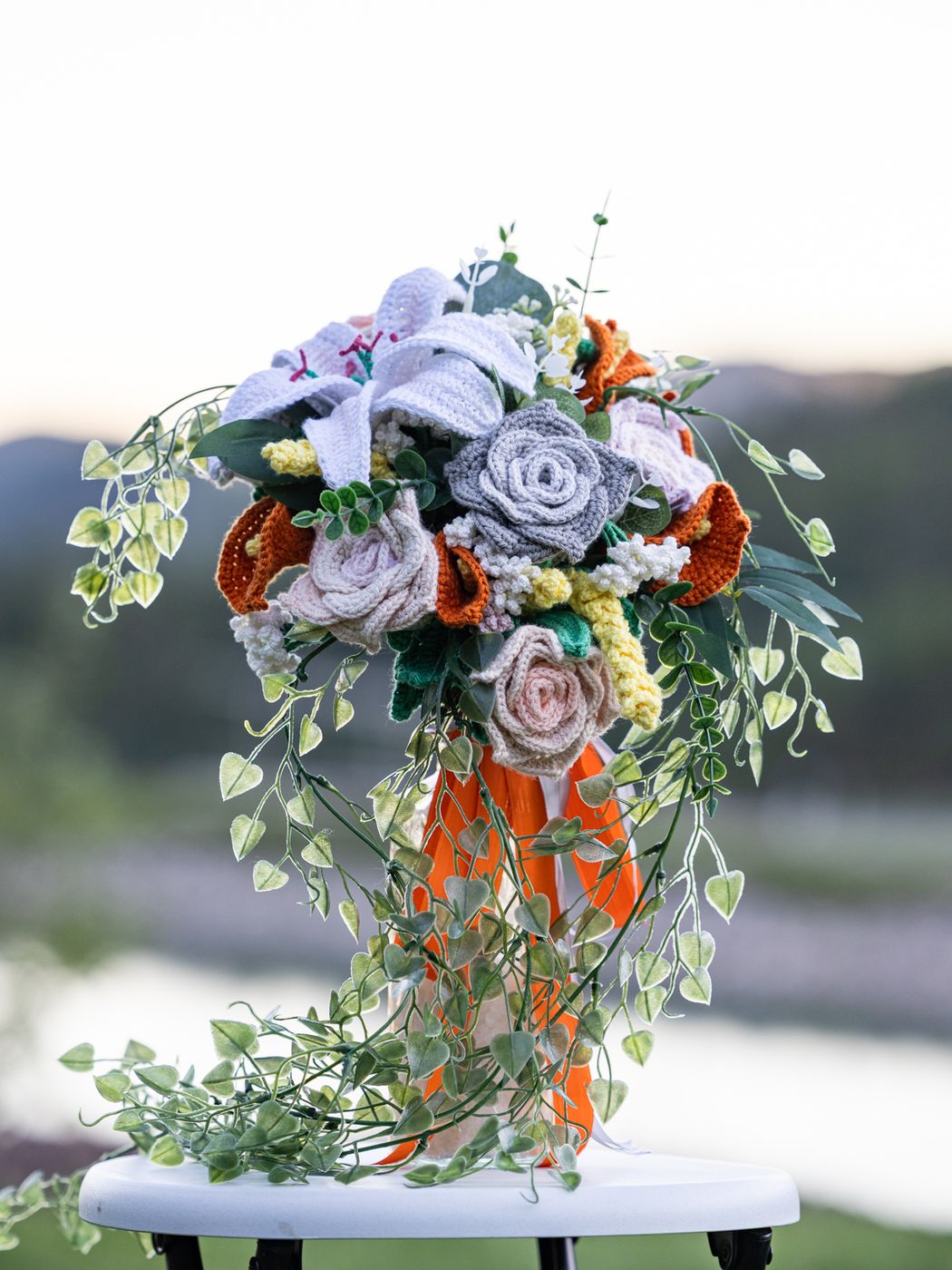 Bouquet cascade de fleurs au crochet réalisé sur mesure