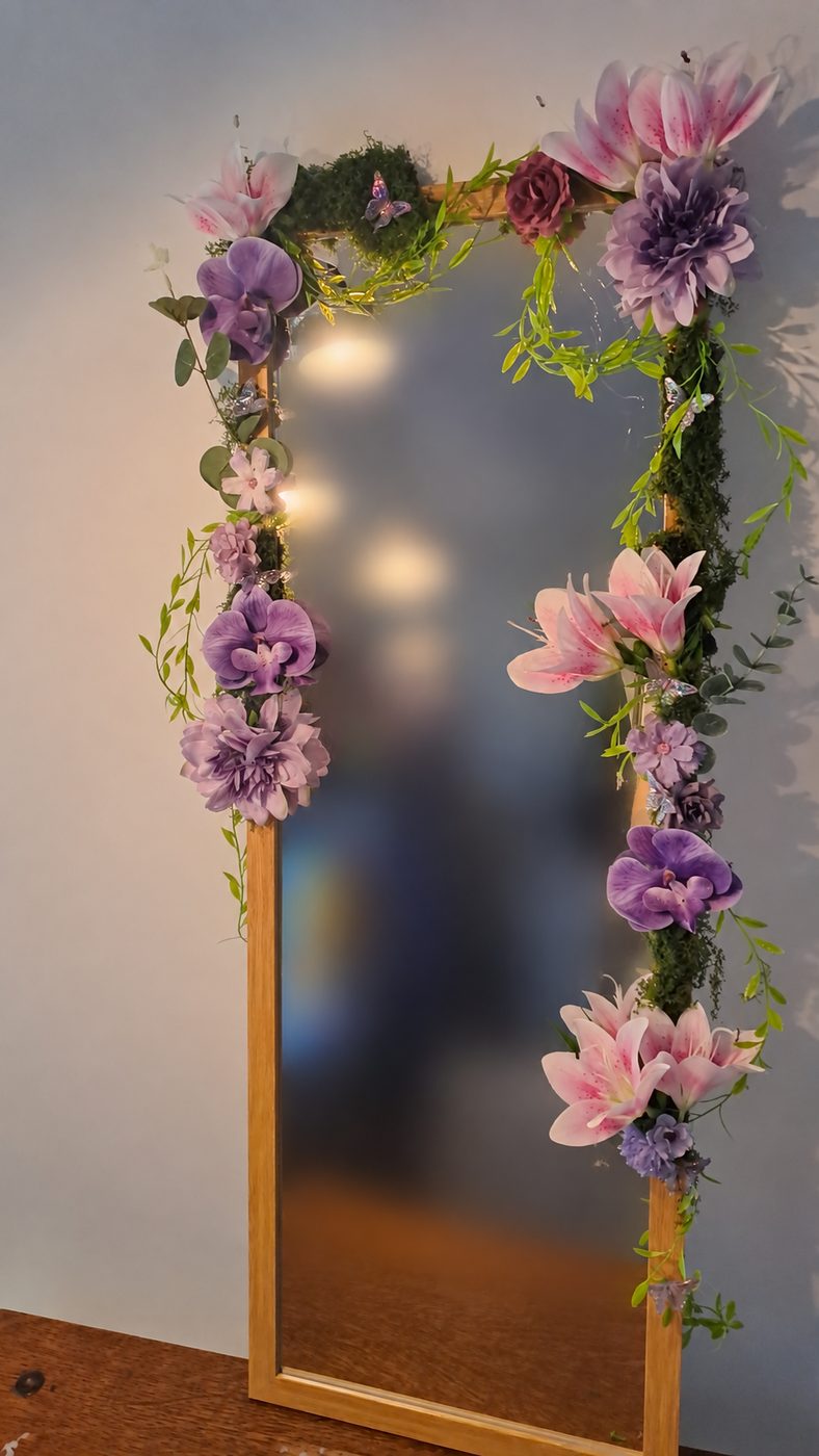 Grand miroir décoré de fleurs mauves et roses et de mousse